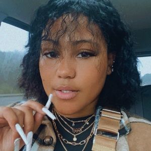 Meet your Posher, Alexis